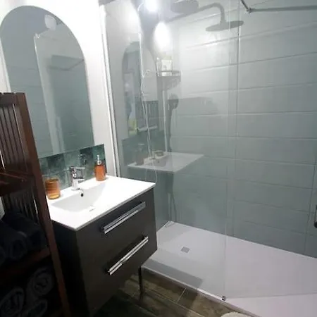 Cathedrale St Front Apartment *